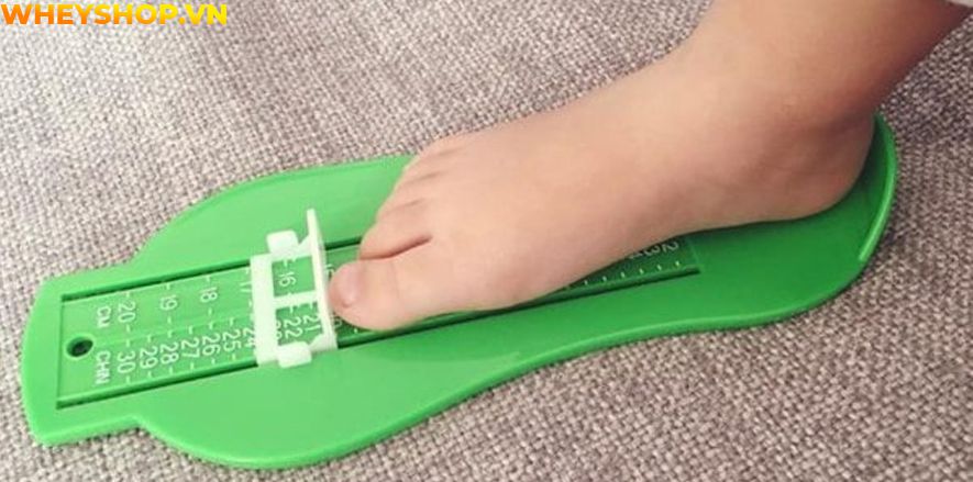 Không biết được kích thước bàn chân của bé nên bố mẹ khó chọn được đôi giày phù hợp cho bé. Vì vậy, việc lựa chọn size giày cho bé vừa vặn với bàn chân mang...
