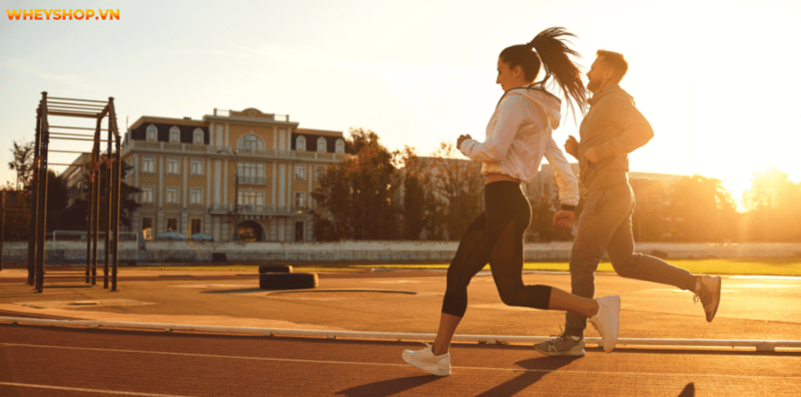 Chạy bộ lúc 5 giờ sáng giúp nâng cao sức khỏe và giúp tinh thần phấn trấn Hãy cùng WheyShop tìm hiểu có nên chạy bộ lúc 5 giờ sáng không nhé