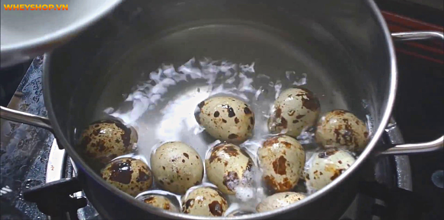Trứng cút được sử dụng phổ biến và nó có đầy đủ các chất dinh dưỡng như trứng gà. Cùng BenhVienKim tìm hiểu hàm lượng dinh dưỡng và trứng cút bao nhiêu calo...