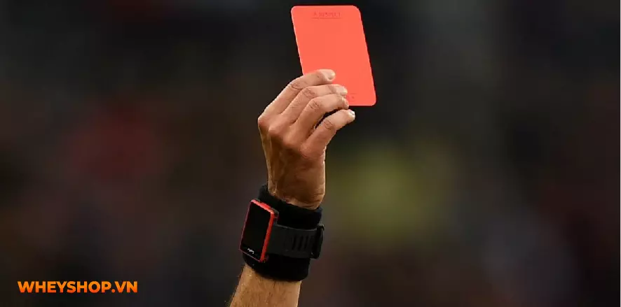 Thẻ đỏ và thẻ vàng chắc hẳn đã quá quen thuộc với người hâm mộ bóng đá. Vậy tại sao lại có thẻ đỏ thẻ vàng trong bóng đá? Cùng WheyShop giải đáp Thẻ đỏ là gì...